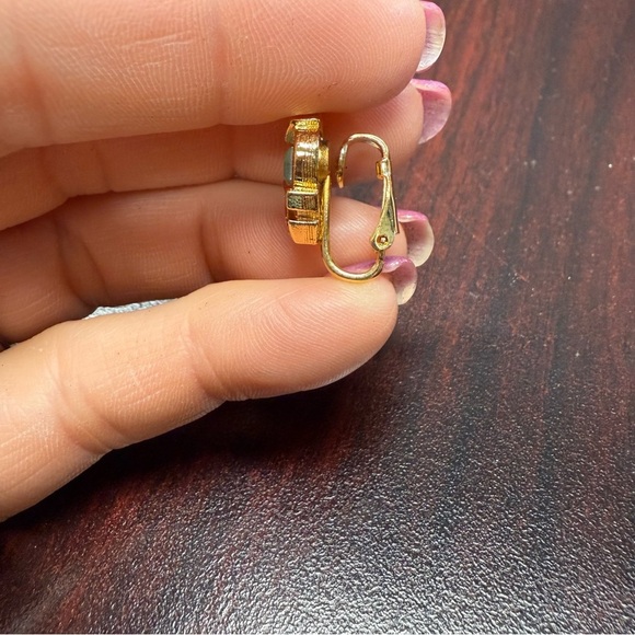 Avon Goldtone and genuine adventurine clip earrings with Knot Design NIB vintage - Picture 5 of 5